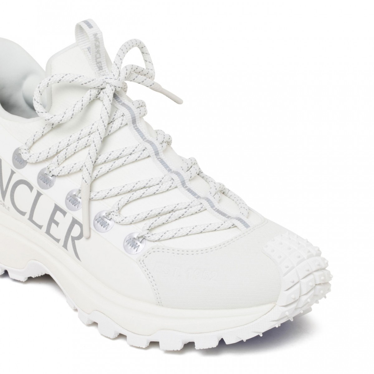 White Sneakers Trailgrip Lite2